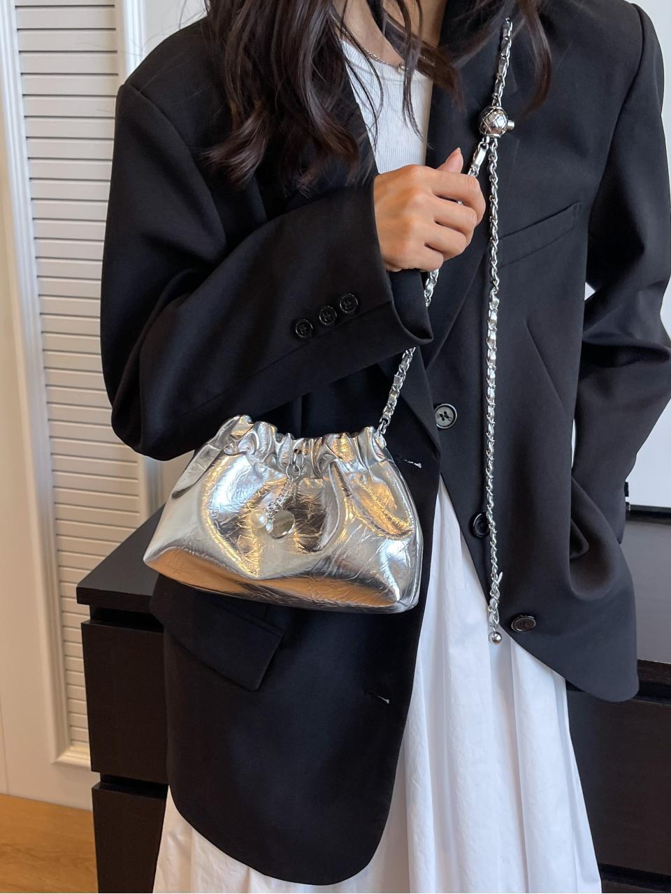 Bolso pequeño de cadena de piel de cera de aceite de estilo explosivo transfronterizo 2025 nueva tendencia bolso de mensajero de un solo hombro bolso de cubo para mujer