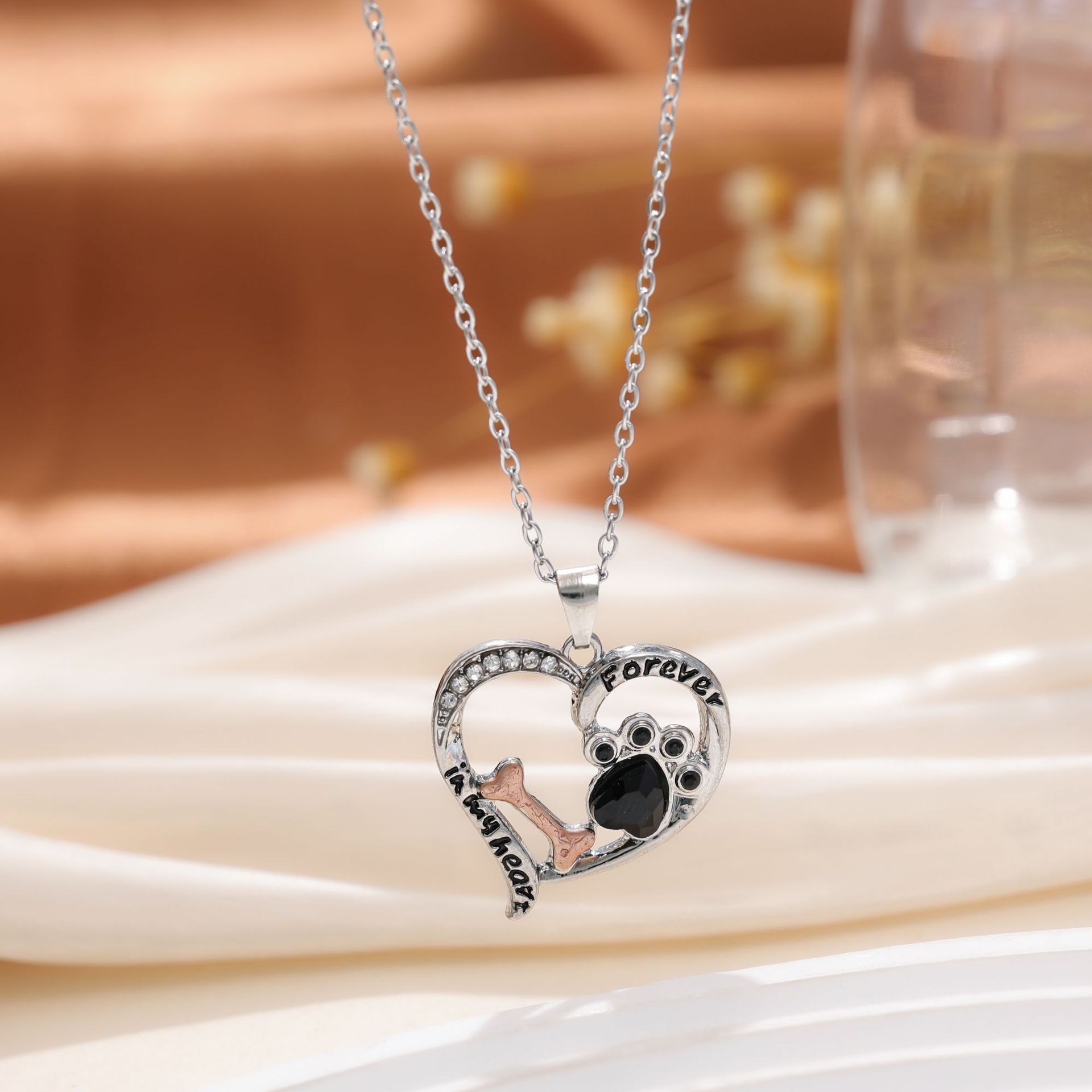 Venta caliente transfronteriza europea y americana colgante de amor de diamantes coloridos en forma de corazón collar de mujer collar de unicornio regalo del día de la madre