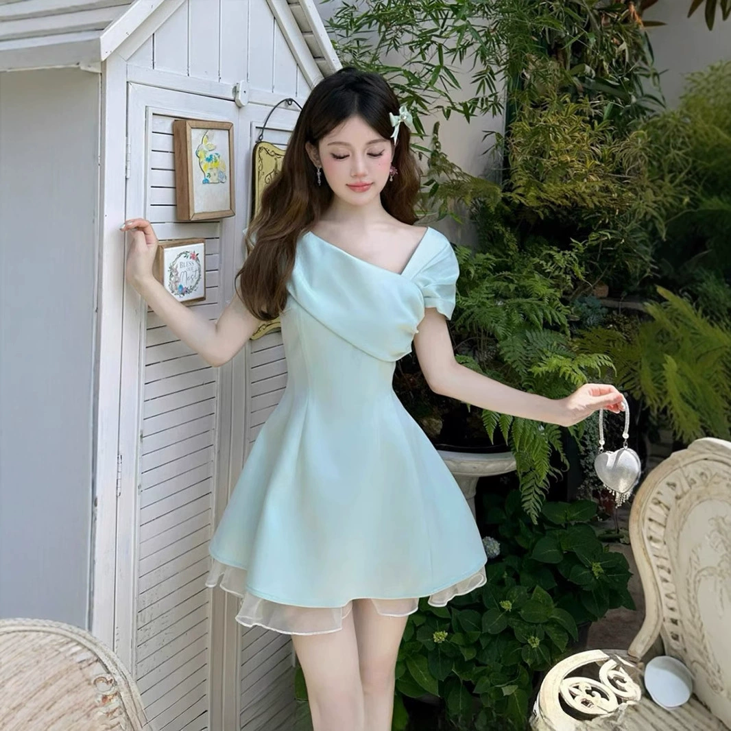 Летнее платье мятного цвета с открытыми плечами больших размеров, уникальное и красивое платье с затянутой талией и нишевым дизайном.