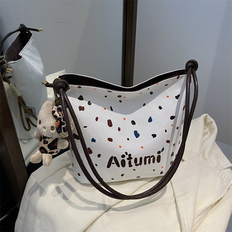 Bolso de mujer de invierno 2024 nuevo estilo simple casual diario versátil tendencia coreana retro hombro mochila bolso de cubo mujer