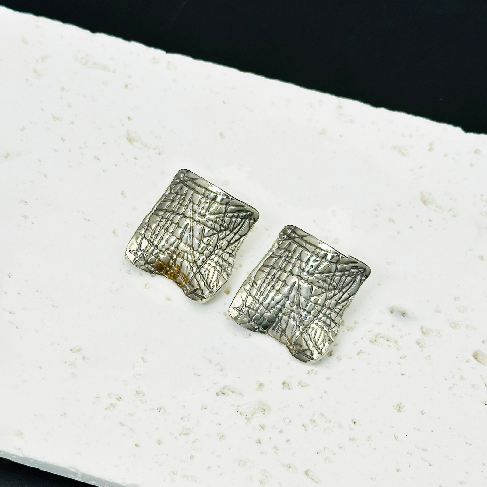 Pendientes de acero inoxidable a rayas cuadradas de tendencia de alta gama transfronteriza europea y americana Pendientes de 18K de lujo ligero para mujer al por mayor