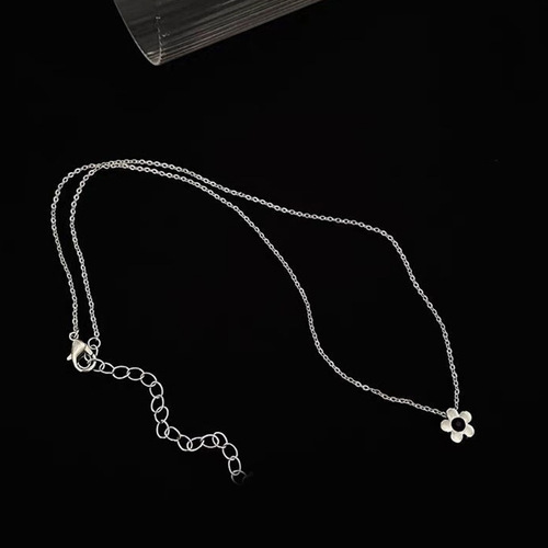 Minimalist Cool Metal Black Flower Pendant Necklace for Women, Personal Style, Simple and Versatile, Elegant Choker, Clavicle Chain
