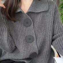 针织开衫女秋装2025年新款长袖宽松韩版时尚大扣翻领短款毛衣外套