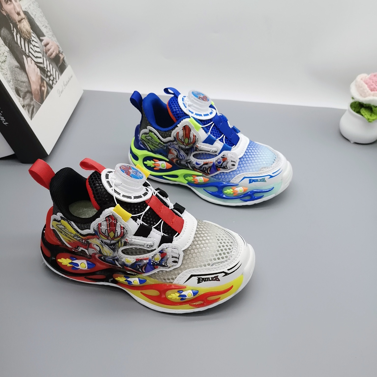 Zapatos deportivos de malla transpirable para niños pequeños y niños pequeños, estilo papá, para el verano 2025.