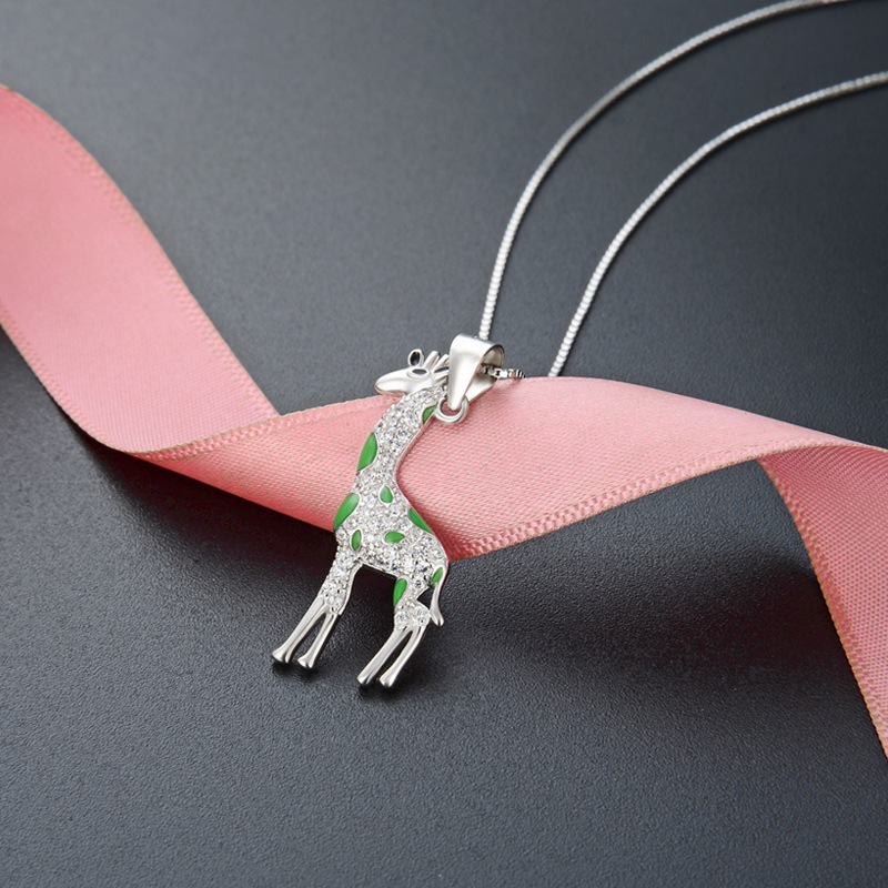Europa y los Estados Unidos lindos dibujos animados 925 plata esterlina girafa collar de venta transfronteriza caliente temperamento goteo de aceite colgante animal cadena clavícula