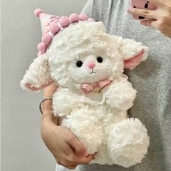 少女のお姫様の羊のぬいぐるみが可愛いです。