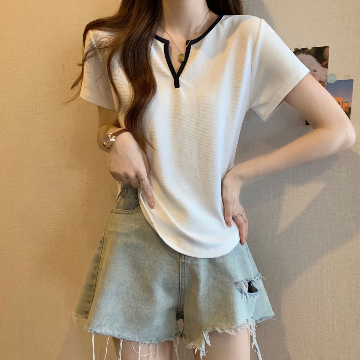 Ropa de mujer de talla grande grasa m2024 verano con cuello en V nuevo estilo reducción de edad hombros de manga corta todo fósforo que cubre la carne y se ve delgada camiseta de moda image 1