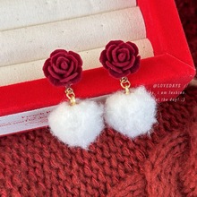 红色玫瑰花耳钉女秋冬植绒毛球耳环2023新款轻奢时尚感气质耳饰