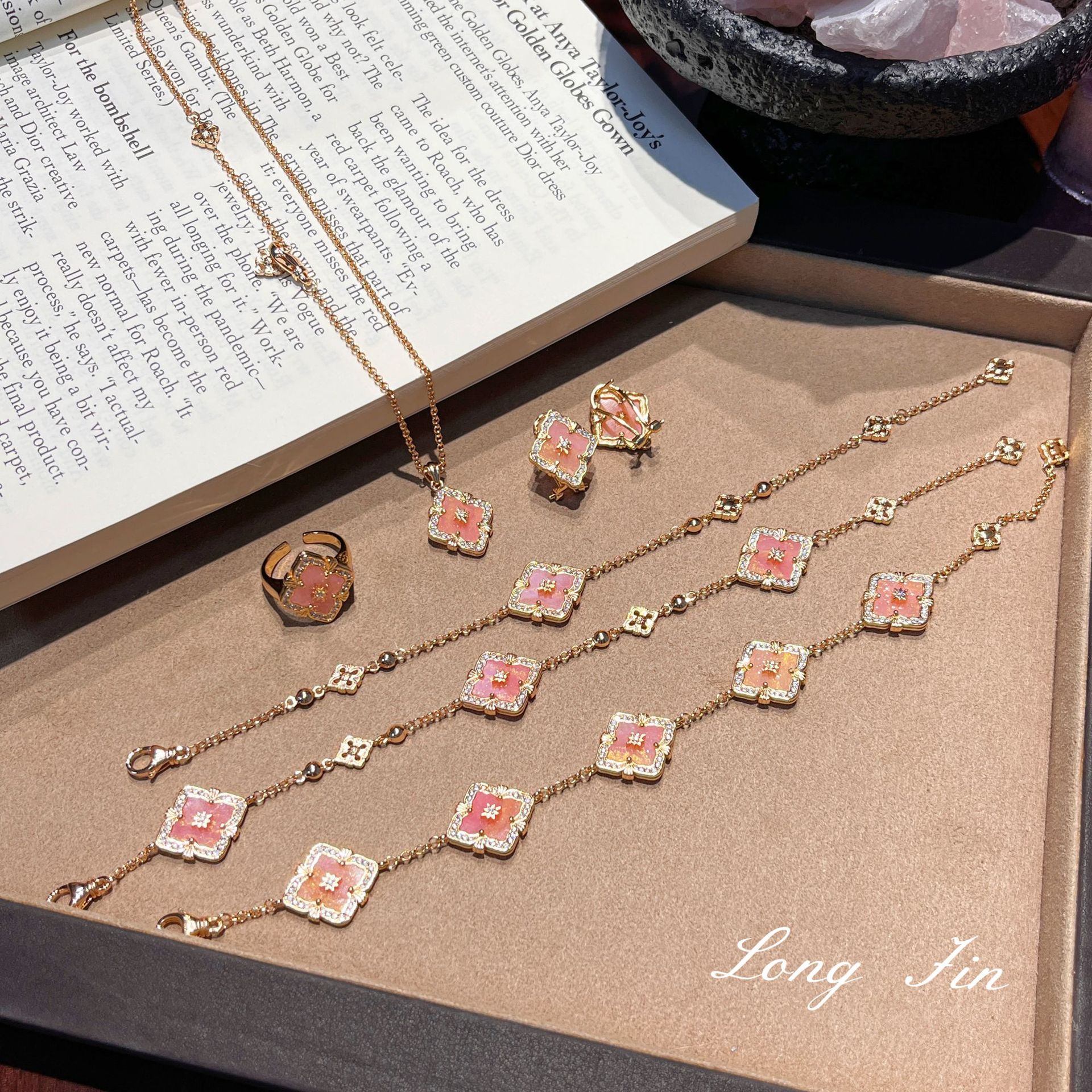 Fresh grapefruit bubble fabric four-leaf clover set, retro and luxurious French court-style bracelet and necklace