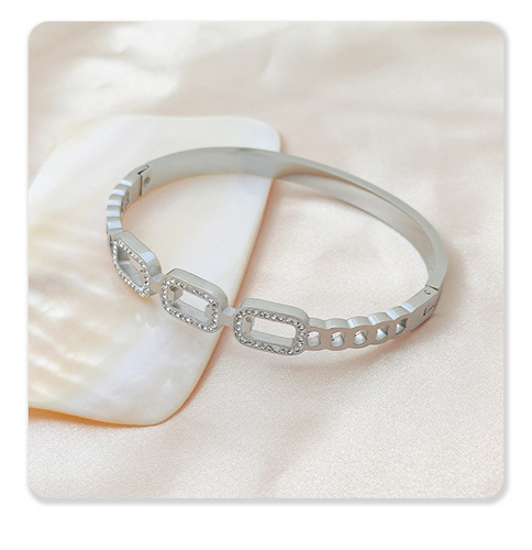 European and American fashion internet celebrity temperament oval with diamond hollow titanium steel bracelet buckle electroplating cross-border e-commerce jewelry wholesale