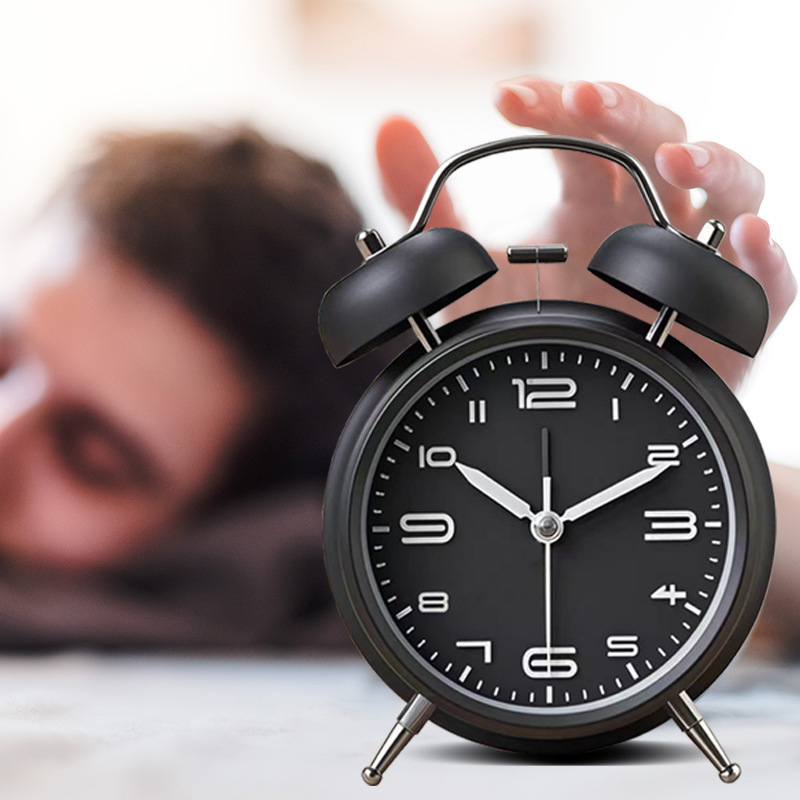 Reloj despertador creativo de cabecera silencioso y simple del dormitorio con luces nocturnas