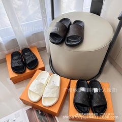 外国貿易 L ファミリーの新しいレターエンボススリッパ男性用 2025 春夏平底第一層牛革多用途スリッパ女性用