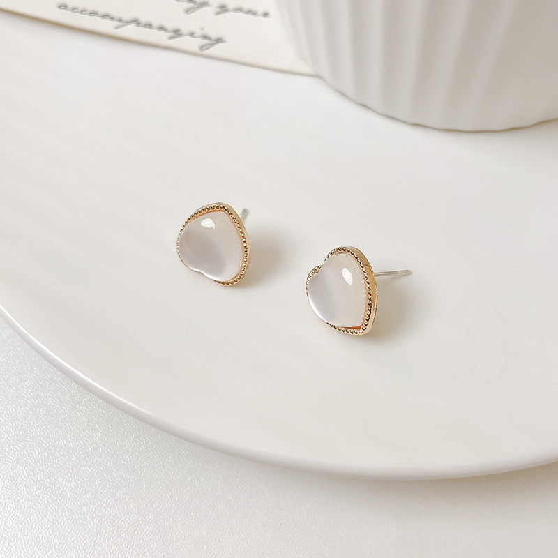 Ingresos franceses de perlas de moda femenina simple pendientes rojos ligeros de lujo versátiles pendientes de nicho de alta calidad