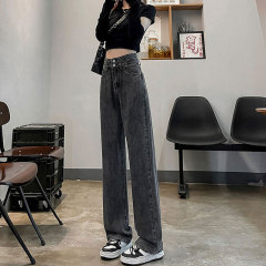 ストレートジーンズの女性がゆったりしています。