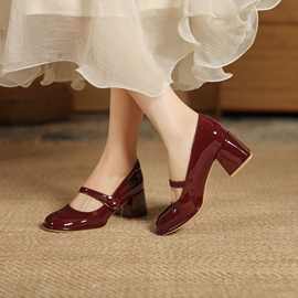 早春新款法式圆头复古小皮鞋酒红色玛丽珍鞋女漆皮浅口跟粗跟鞋
