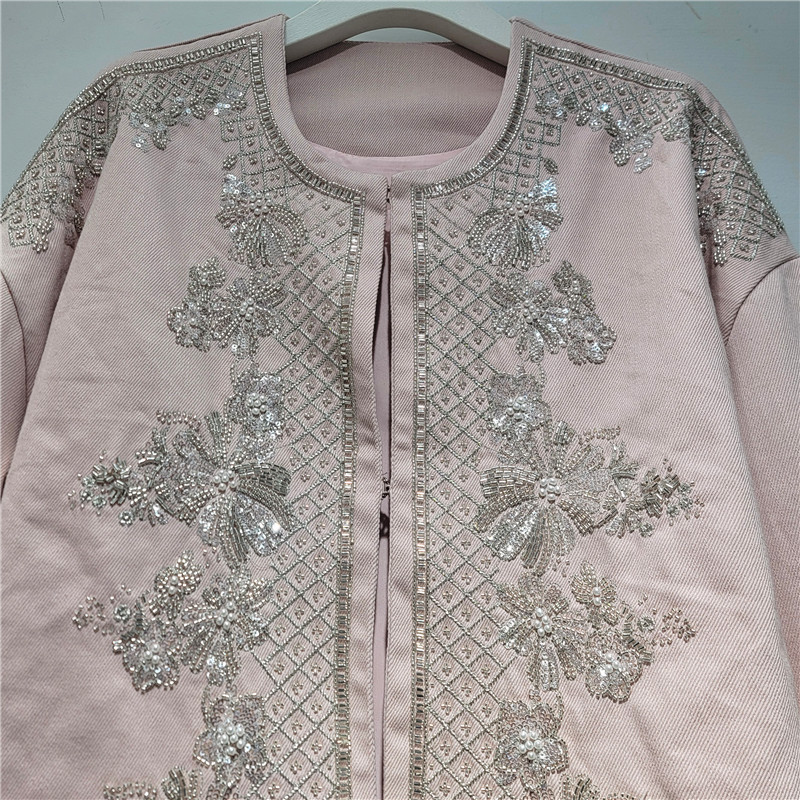 Estación europea 2026 primavera nueva moda versátil cuello redondo industria pesada clavos bordados cuentas mujeres sueltas delgadas moda femenina
