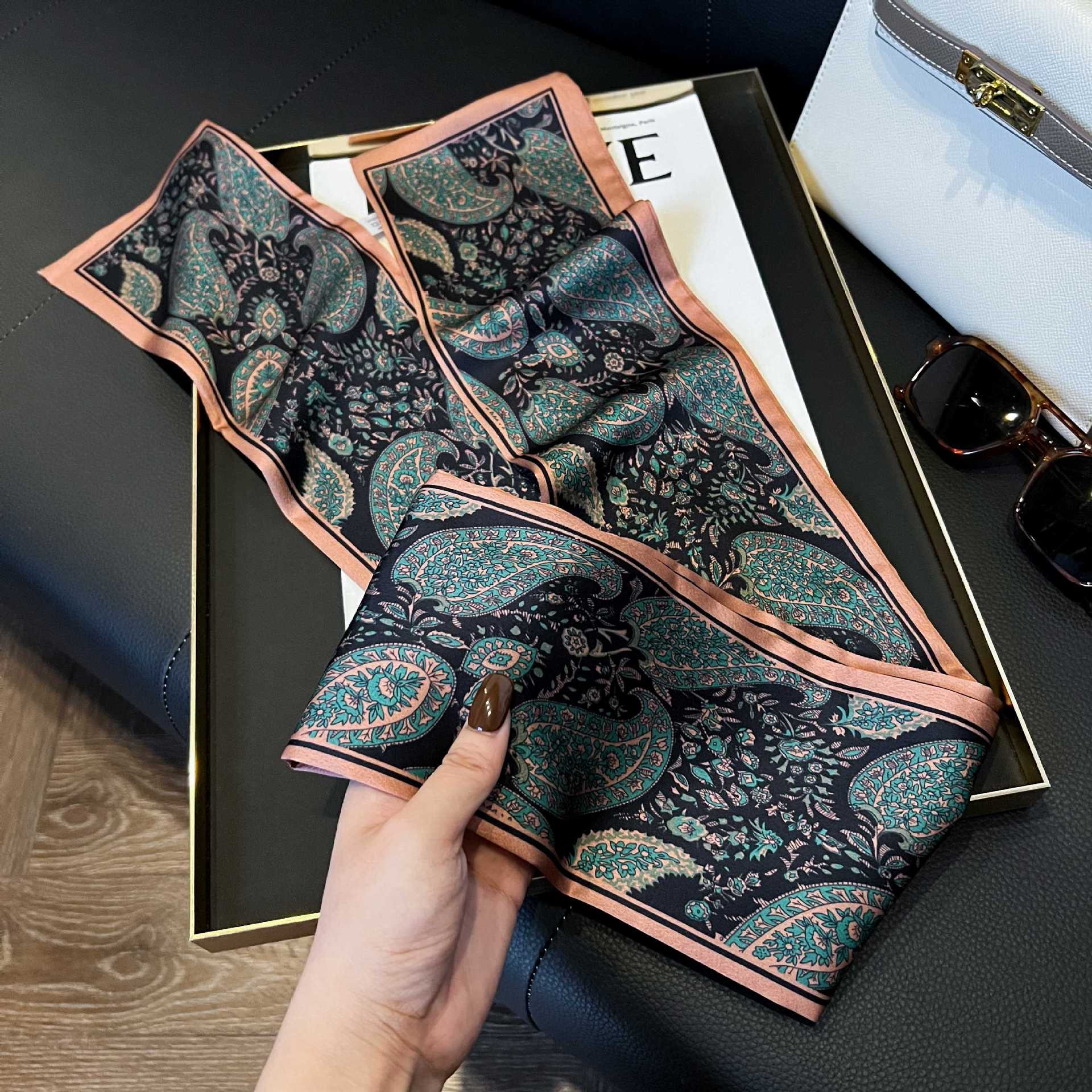 Nueva bufanda de seda pequeña banda larga estrecha para el cabello mujer estilo primavera y otoño moda madre bufanda estilo verano estilo fino serpentina bufanda al por mayor