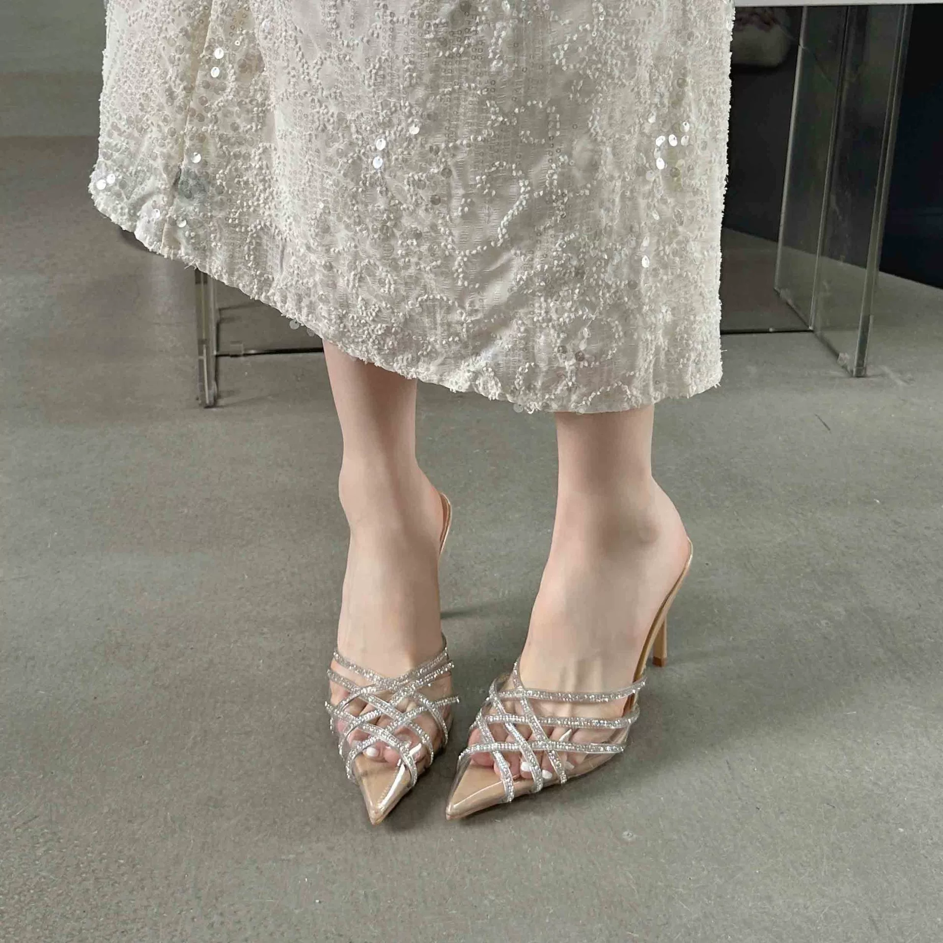2024 летние новые европейские и американские сексуальные сандалии на высоком каблуке со стразами с острым носком серебряные полые каблуки на шпильке верхняя одежда тапочки на высоком каблуке