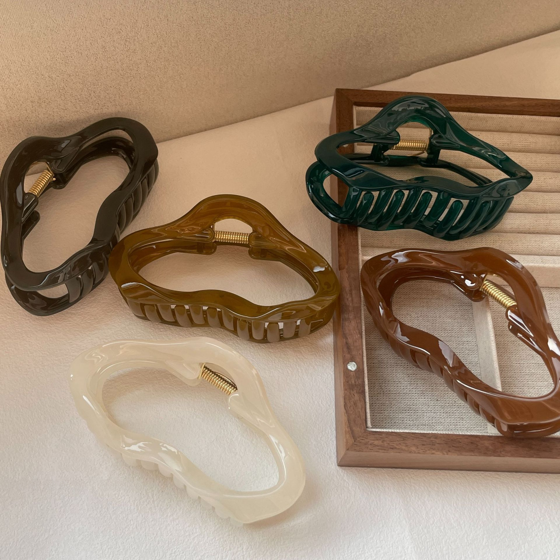 Fermaglio per capelli con linea irregolare geometrica a forma di squalo, fermaglio per capelli con senso dell'altezza, fermaglio per capelli con forcina per la parte posteriore della testa, accessori per capelli, acconciatura raccolta_voghion.com