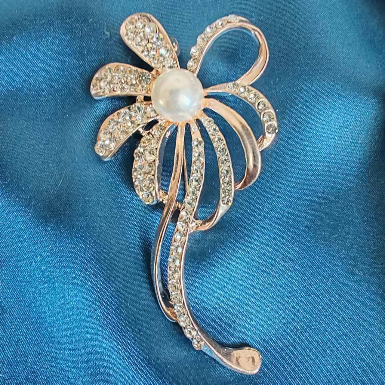 Elegant Simple Style Leaf Flower Alloy Unisex Brooches display picture 5
