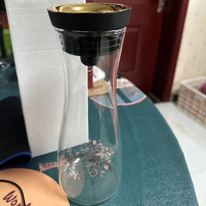 メーカーは金色の蓋を卸売りして、手で1000ミリリットルの水筒の高ホウ素シリコンガラスの水筒を作って厚くした|undefined