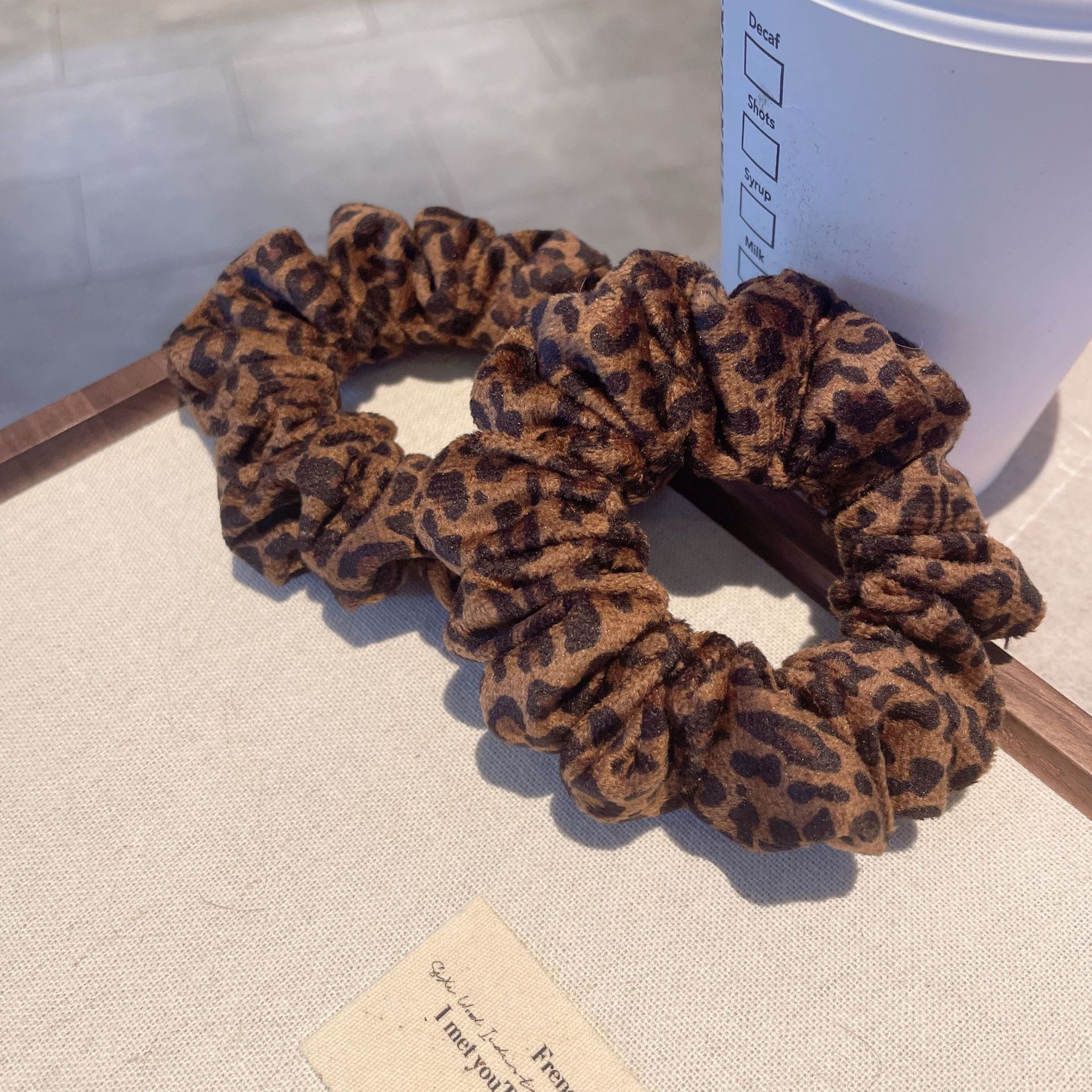 Vintage luipaardprint scrunchie haarelastiek elegant voor dames_voghion.com