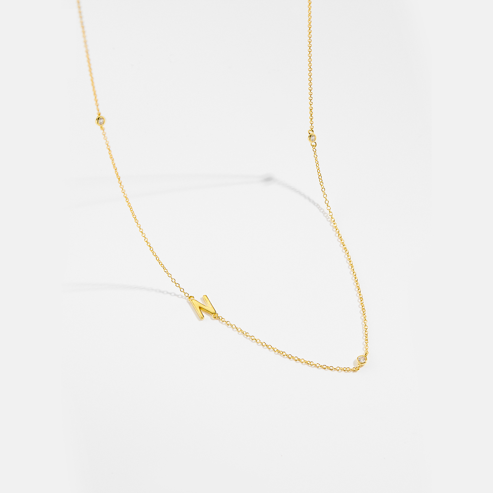 Collar con el alfabeto inglés de 26 letras para mujer, plata de ley S925, cadena de clavícula elegante y brillante, joyería nueva y popular en stock, venta al por mayor