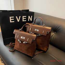 今年流行的新款2023年秋冬新款时尚鹿皮绒个性锁扣双肩包女包