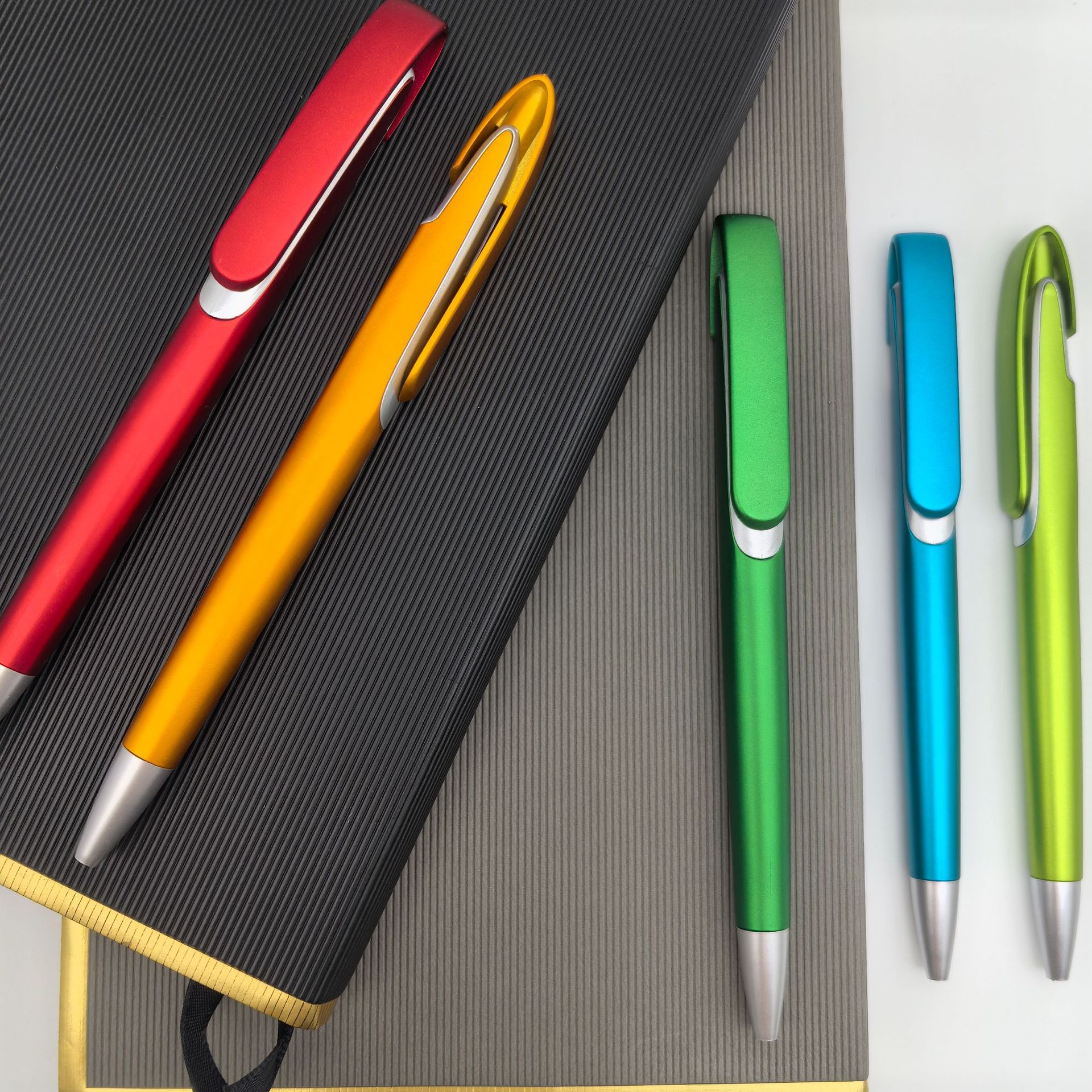 Presione el bolígrafo de plástico de color pulverizado simple doble color publicitario bolígrafo promocional regalos bolígrafo al por mayor logo