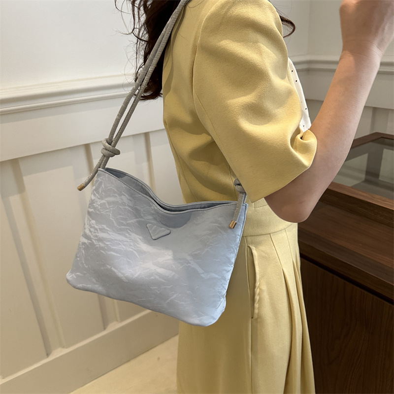 Bolsos de cercanías de gran capacidad para mujer 2024 primavera y verano nueva moda nicho textura de alta gama bandolera bandolera