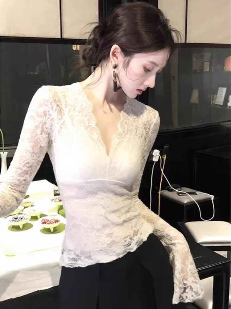 Áo len nữ cổ V ren tay loe chất liệu cotton phối ren — trắng