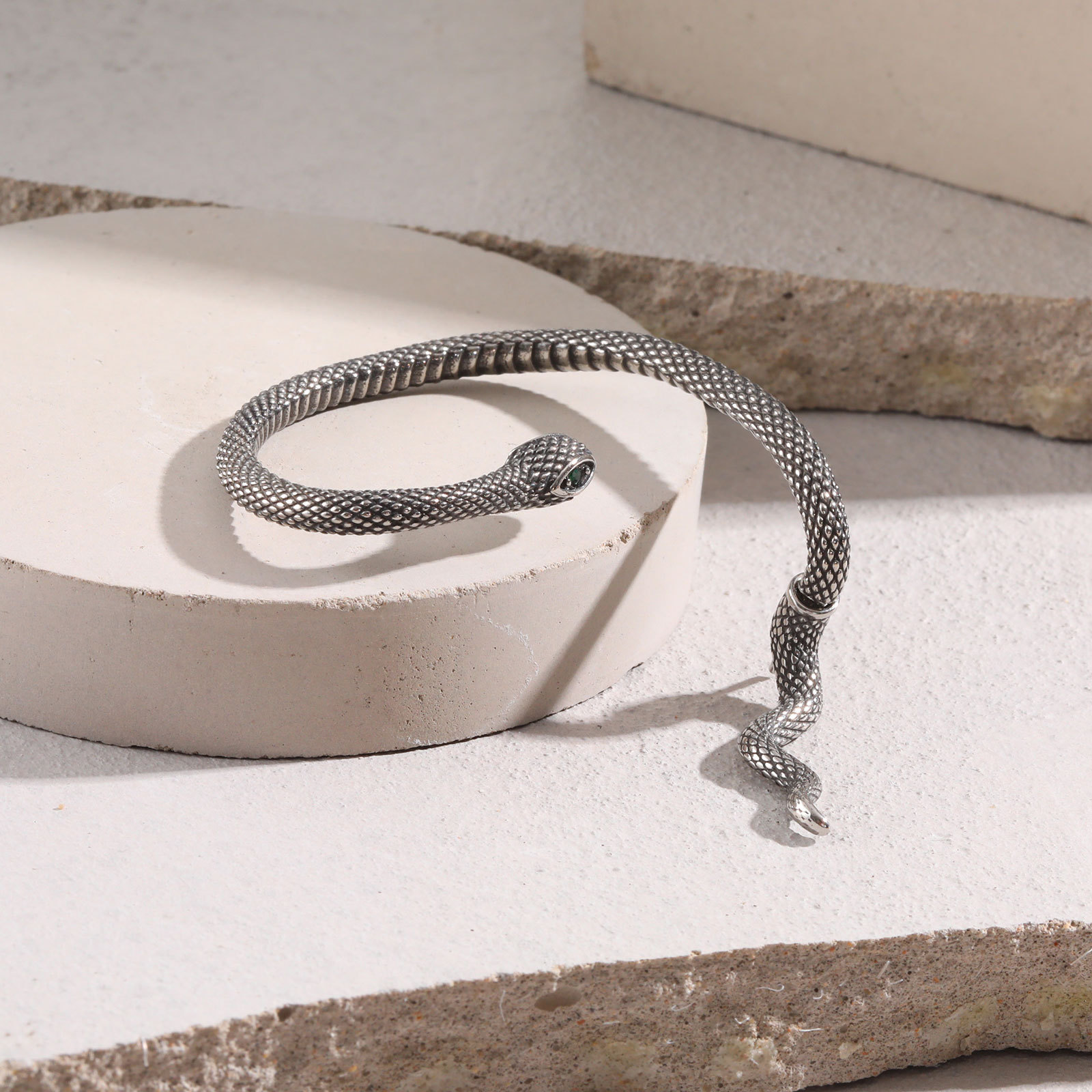 Pendiente hombre serpiente oreja izquierda acero inoxidable_voghion.com