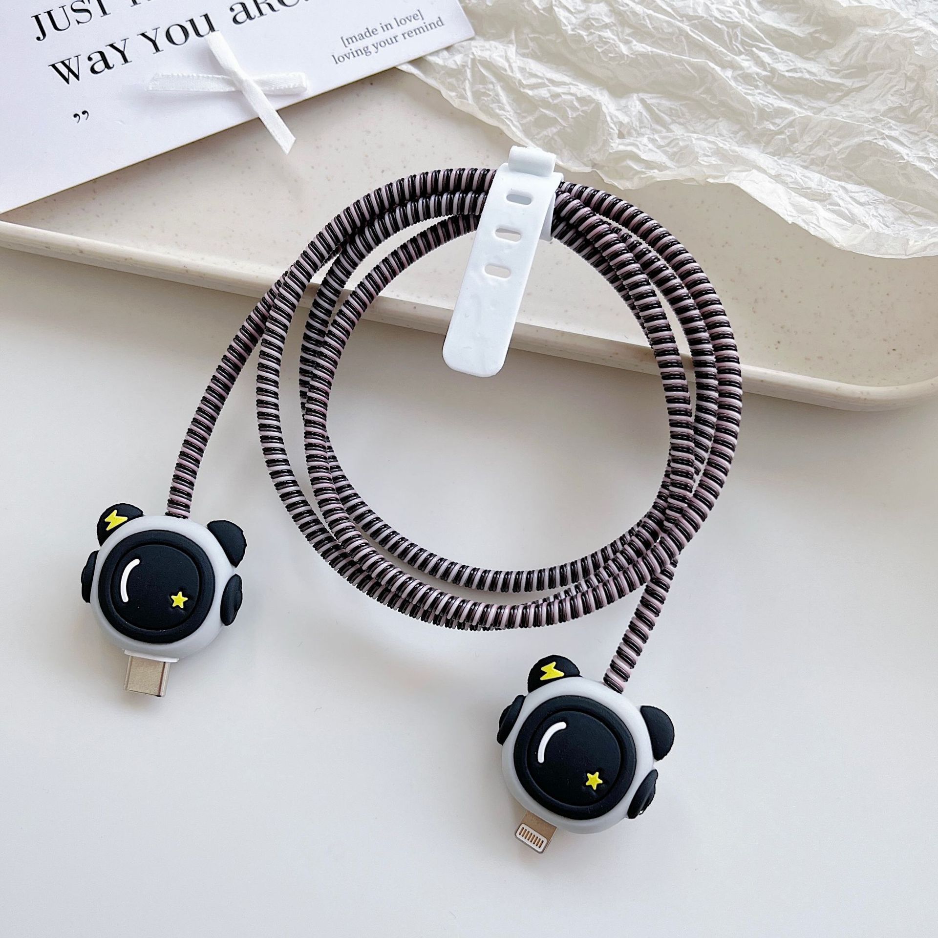 Amazon cartoon cable de datos cubierta adecuada para Apple Android cable de datos de carga rápida cuatro piezas en stock al por mayor