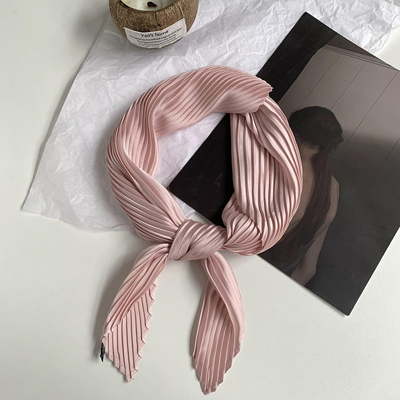 Pañuelo de seda de alta calidad nuevo estilo de color sólido arrugado bufanda de seda para mujer bufanda en forma de diamante versión coreana de la bufanda de seda de imitación pequeña bufanda en la cabeza banda para el cabello