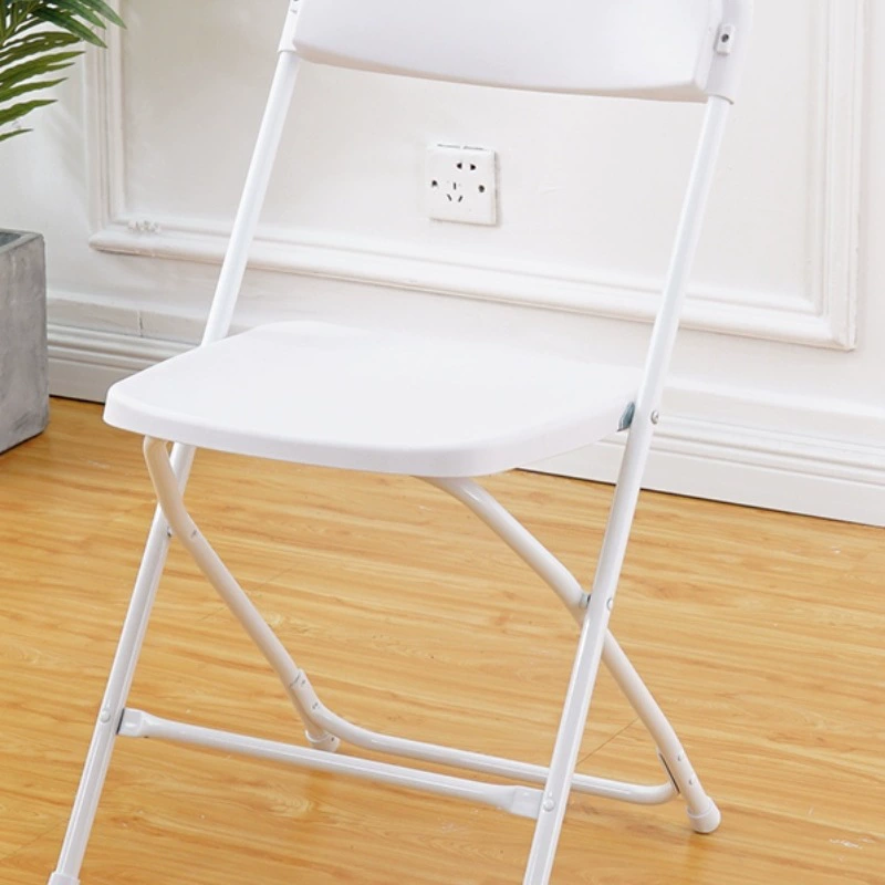 Простые белые складные стулья могут быть установлены на стульях. Место проведения.