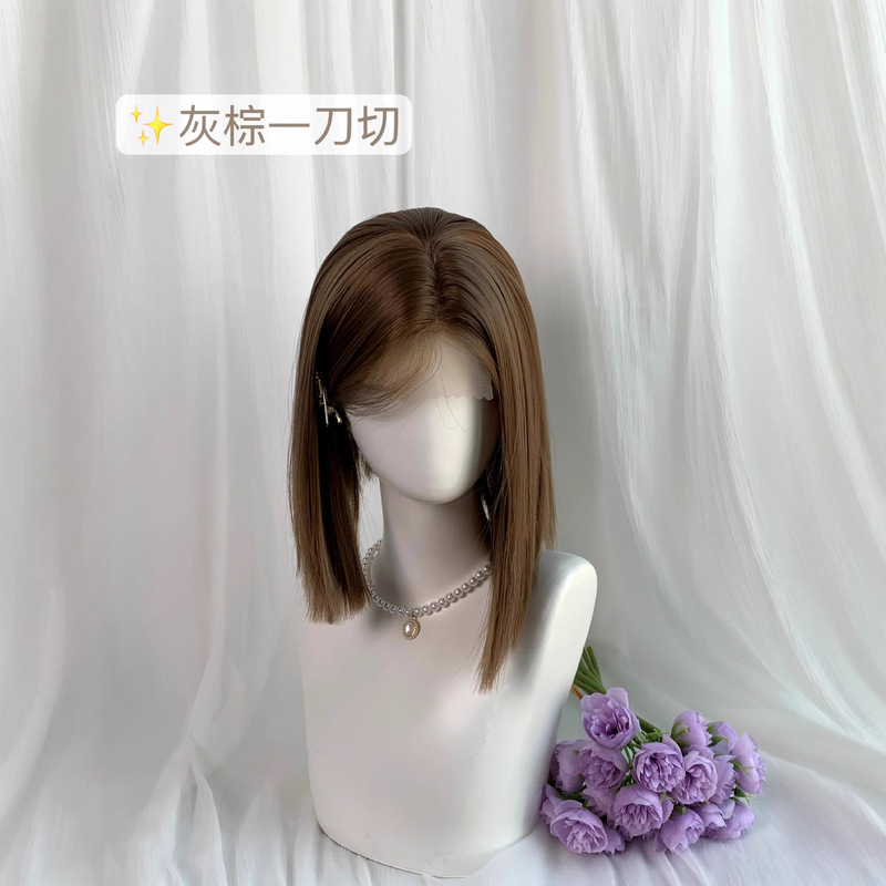 Wig in Linen Gray-Brown, Short Cut, Full Headpiece with Lace Front, High-Temperature Fiber, for Daily Use