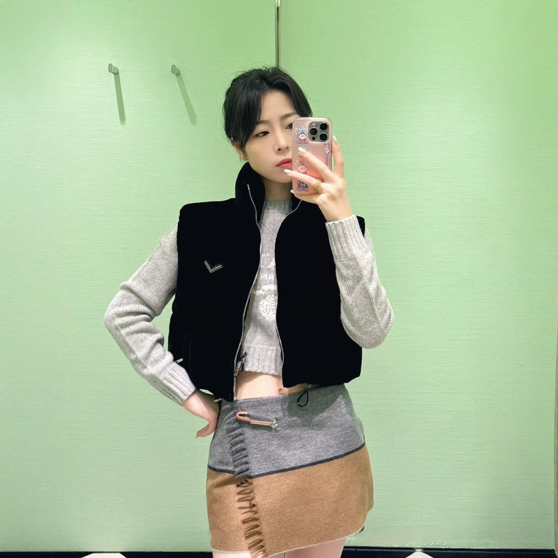Correct version in stock, high-quality P-brand women's new black velvet stand-up collar down vest jacket Correct version in stock, high-quality P-brand women's new black velvet stand-up collar down vest jacket