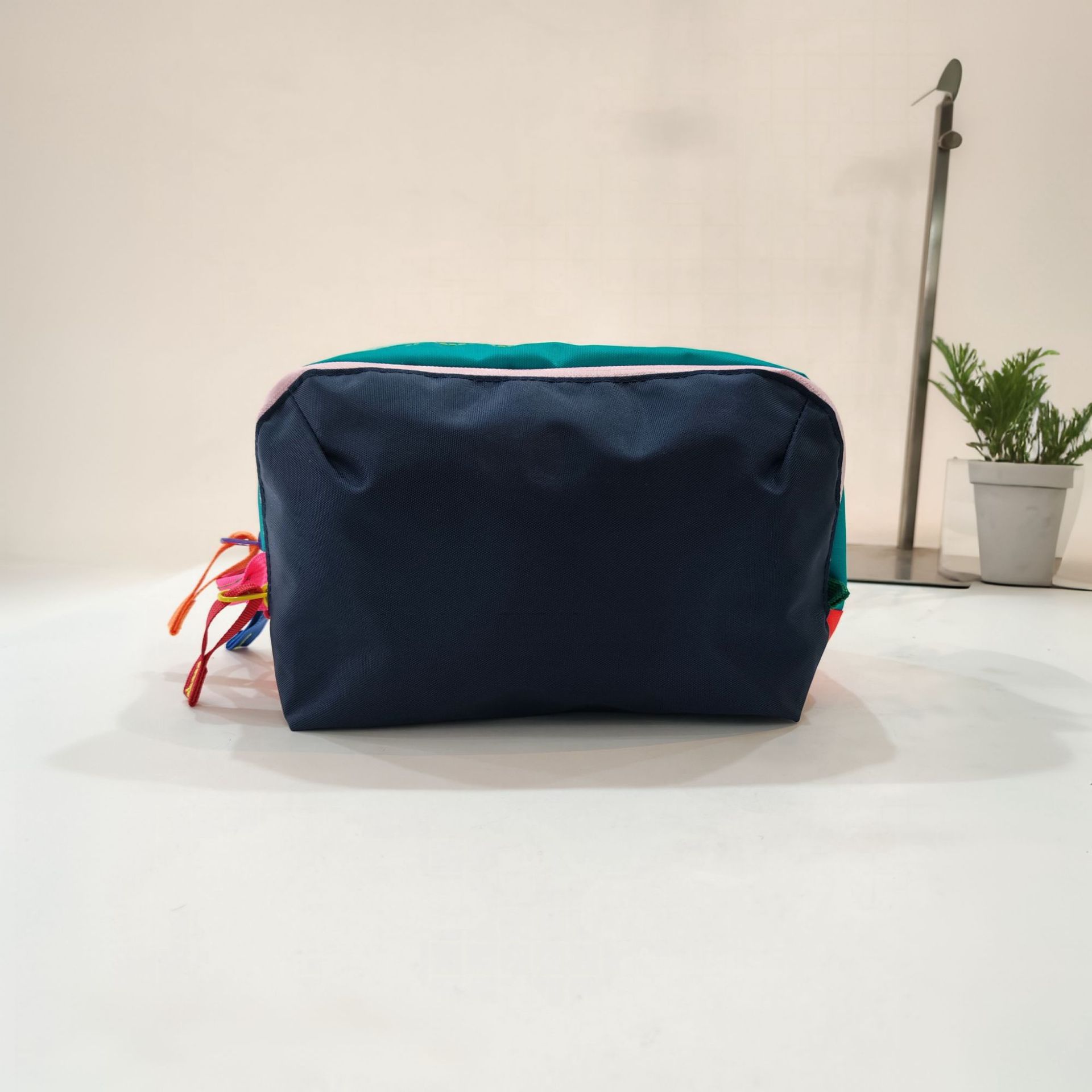 Nuevos productos de bolsas de maquillaje de color dopamina para viajar bolsas de lavado portátiles de gran capacidad frescas y dulces almacenamiento de artículos diversos