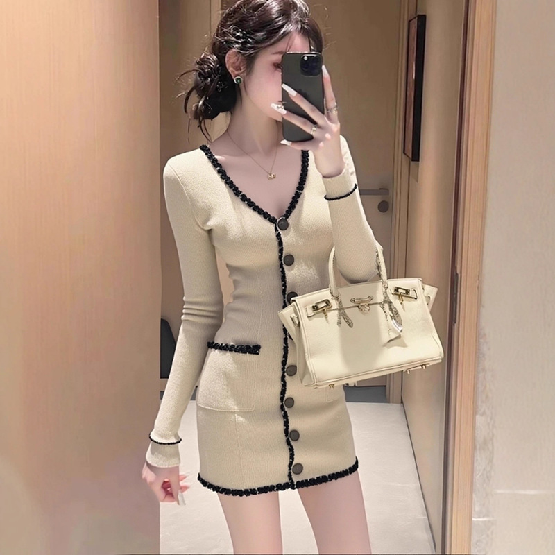 2025 Chanel-Style V-Neck Single-Breasted Dress for Women, Autumn and Winter Slim-Fit Short Dress in Pink by Niche Designer 2025 Chanel-Style V-Neck Single-Breasted Dress for Women, Autumn and Winter Slim-Fit Short Dress in Pink by Niche Designer