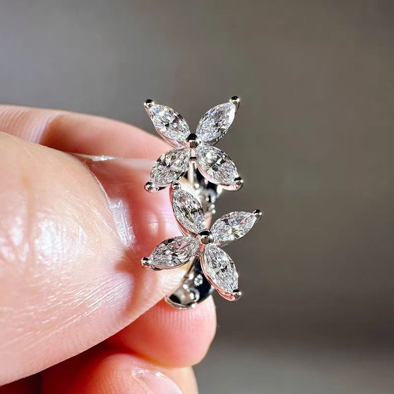 Henan lab-grown diamond teardrop flower earrings, simple and elegant design, a touch of luxury – a gemstone gift for your girlfriend.
