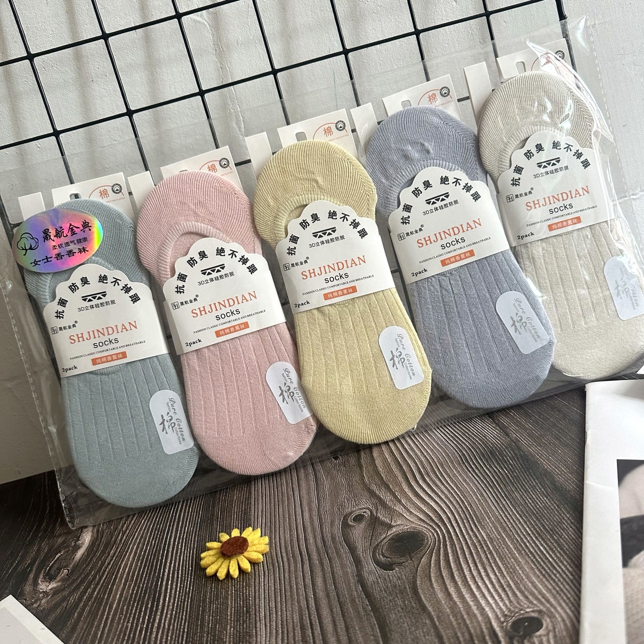 Calcetines de barco de estilo delgado de verano al por mayor Calcetines de boca baja para mujer Calcetines de mujer de color caramelo de primavera y verano Calcetines invisibles de algodón