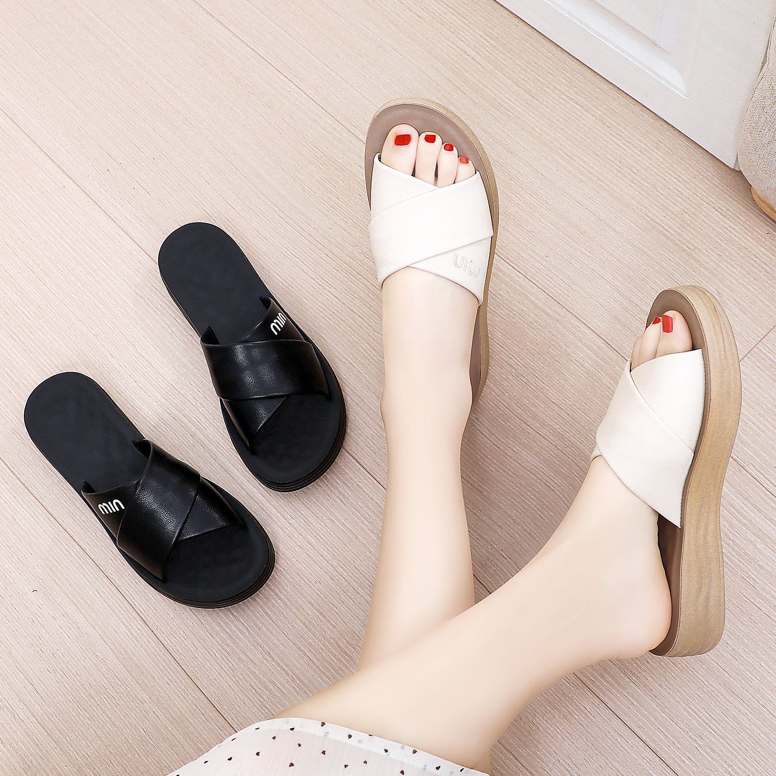Sandalias de verano, zapatos de madre, zapatillas ligeras con suela suave antideslizante, zapatos de cuero artificial de moda de mediana edad, zapatillas de mujer.