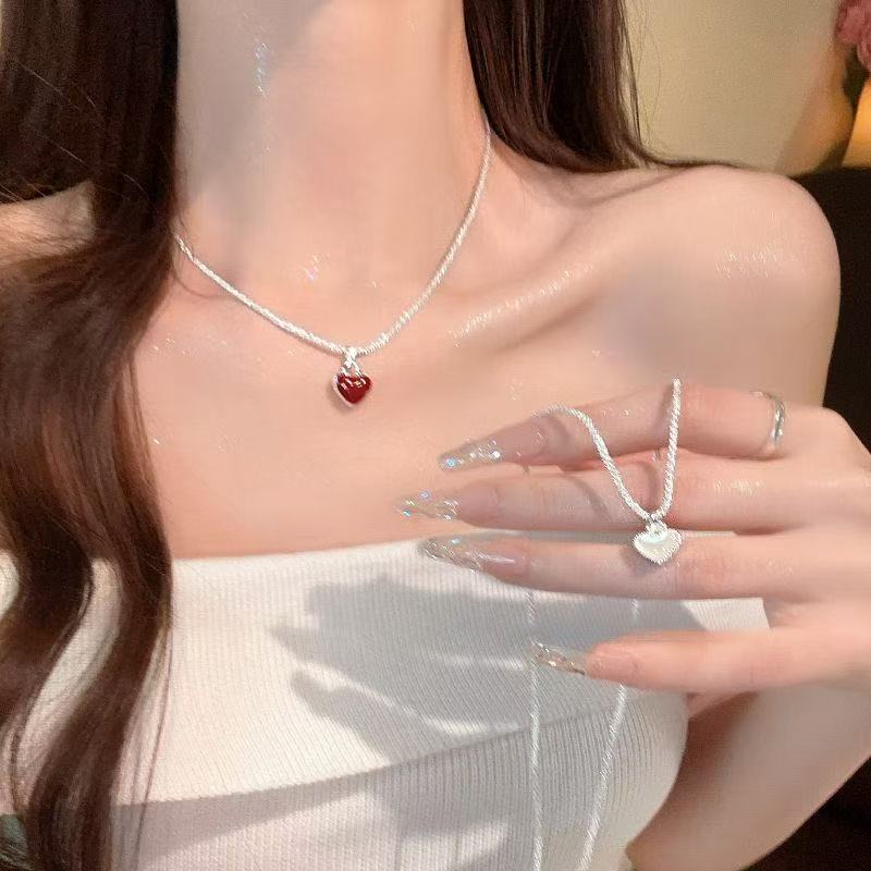 French Retro Red Heart Double-Sided Necklace Women's New Accessible Luxury High-End Elegant Versatile Sweater Chain Autumn and Winter Accessories