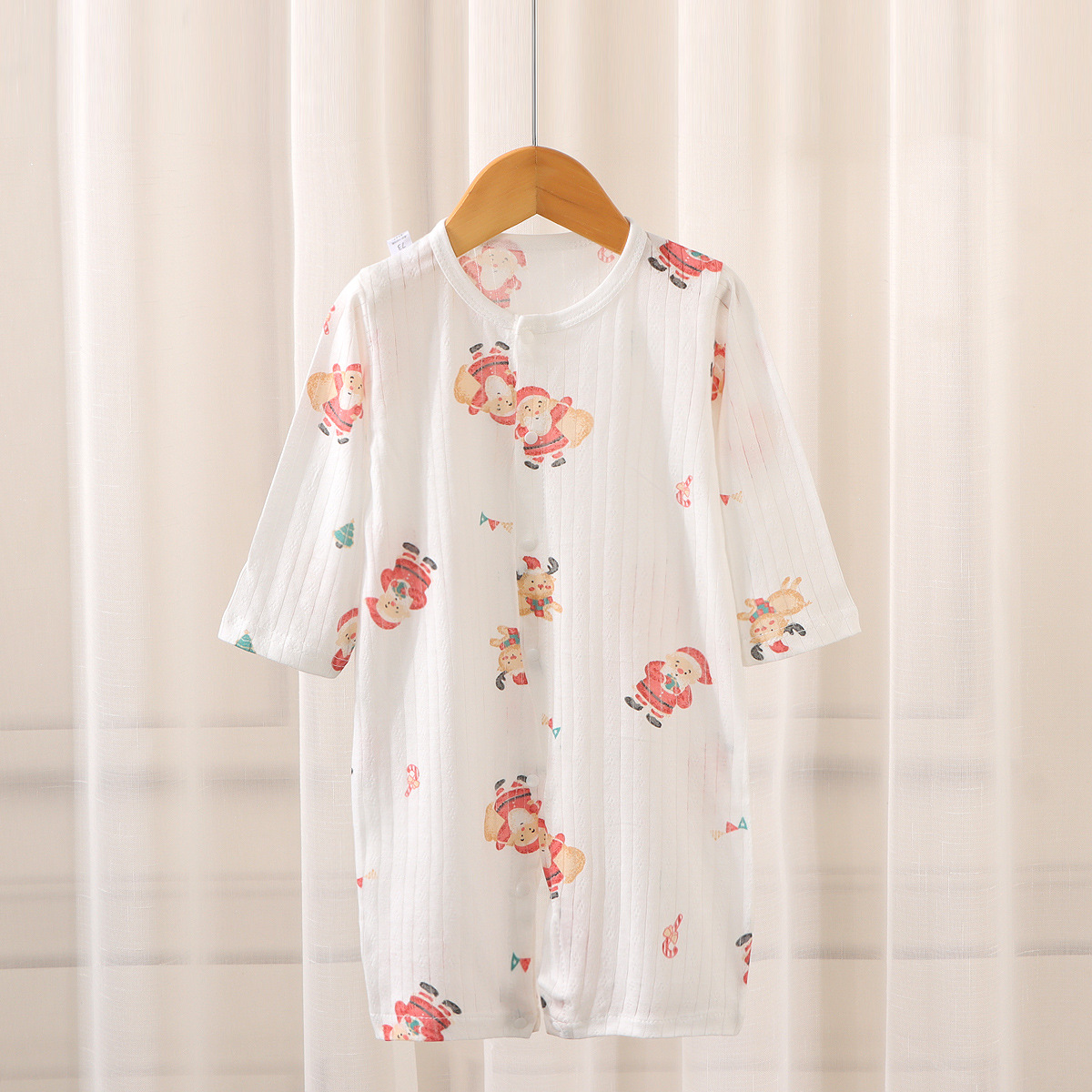 얇은 흰색 배경의 긴 등반 산타클로스