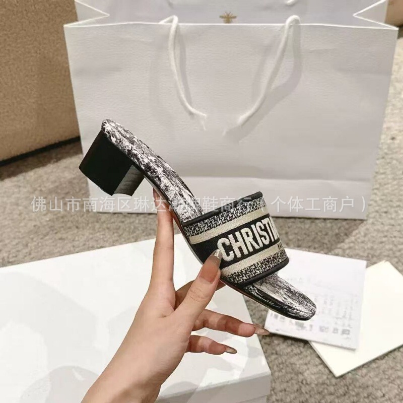 2026 Summer New Style Letter Embroidered Thick-Heeled Flip-Flops for Women, Fashionable Outdoor Beach Vacation Sandals for Women 2026 Summer New Style Letter Embroidered Thick-Heeled Flip-Flops for Women, Fashionable Outdoor Beach Vacation Sandals for Women