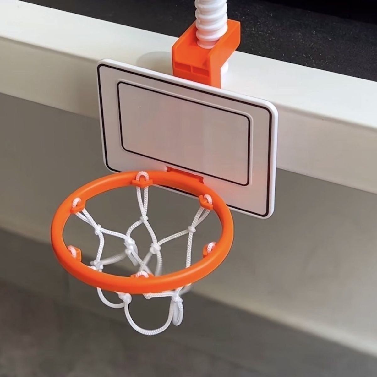 Explosiones descomprimidas mini mesa de baloncesto caja de tiro sin perforación creativa mini canasta de baloncesto estante juguetes adornos
