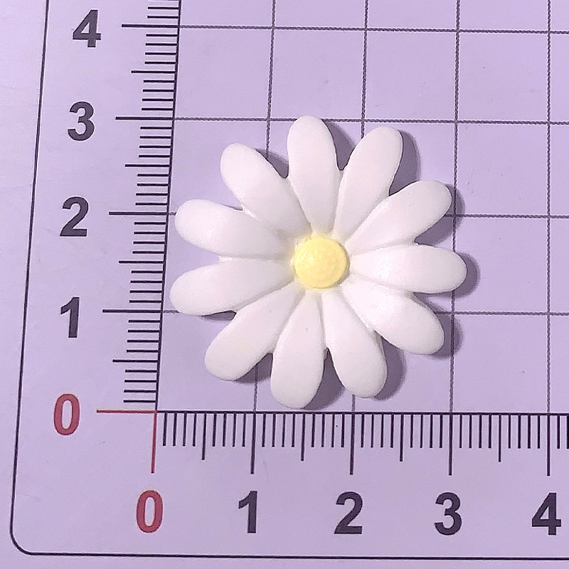 Accesorios de resina de flor de margarita de color transfronterizo DIY pegamento de crema agujero de cáscara de teléfono móvil agujero de zapatos taza de agua material de pegatina de refrigerador