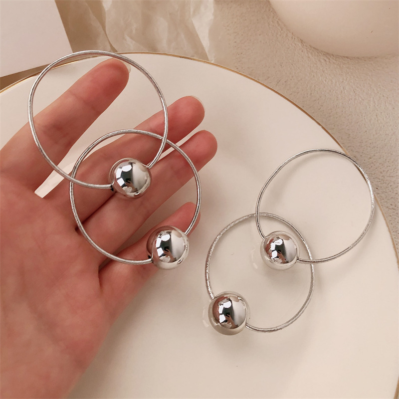 Blogger con el mismo brillante correa de goma de bola plateada para mujeres, cabeza de alta elasticidad, cuerda de cabeza duradera, nuevo toque coreano de cola de caballo