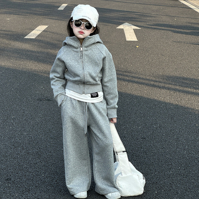 회색 재킷과 바지