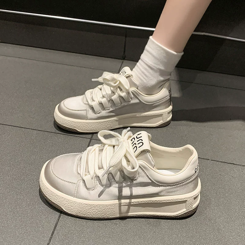 Продвинутые чувства толстые подошвы маленькие белые туфли для детей 2025 новые осенние шелковые туфли молочные fufu спортивные хлебные туфли